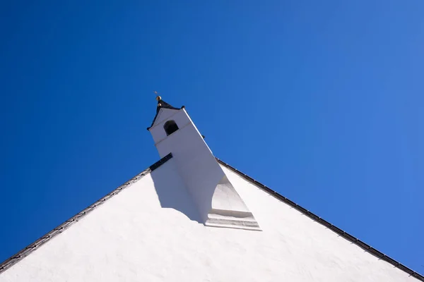 青い空に塔のある古い建物の低い角度の眺め — ストック写真