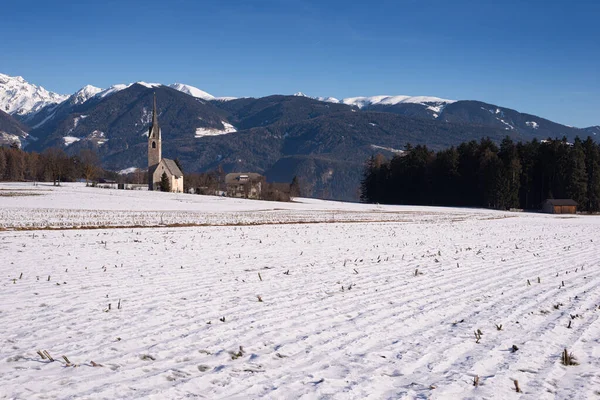 Vacker Utsikt Över Snöiga Landskap Med Kyrka Och Berg — Stockfoto