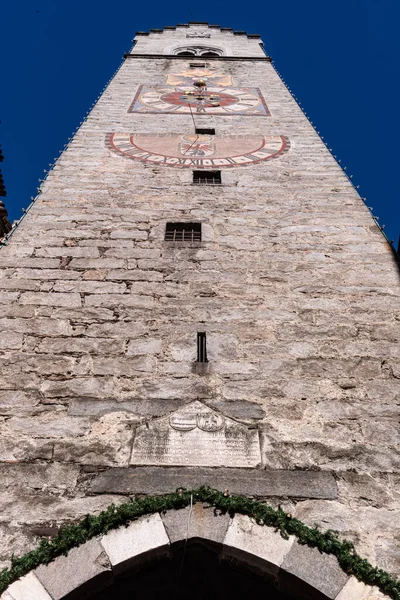 青い空の古い塔の低い角度の眺め — ストック写真