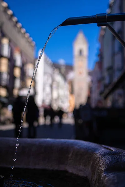 Arka Planda Bulanık Avrupa Caddesi Olan Çeşme Suyu — Stok fotoğraf