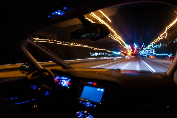 Visão Noturna Compartimento Passageiros Carro Viajando Rápido Pelas Ruas Iluminadas — Fotografia de Stock