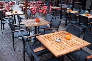 Restoranda kafeterya masaları ve sandalyeler.