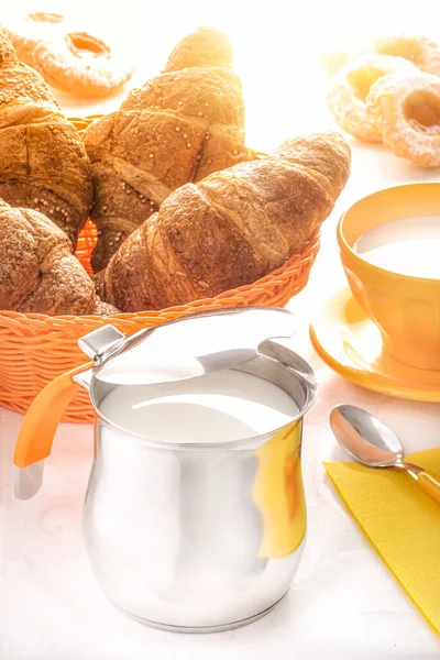 Croissants Mit Einer Kanne Milch Und Einer Tasse Kaffee Hintergrund — Stockfoto