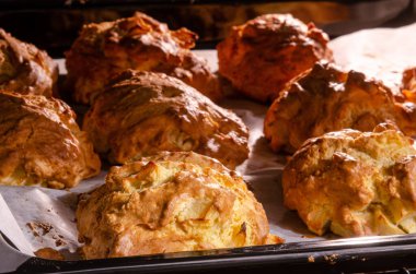 Fırında taze ev yapımı çörekler.