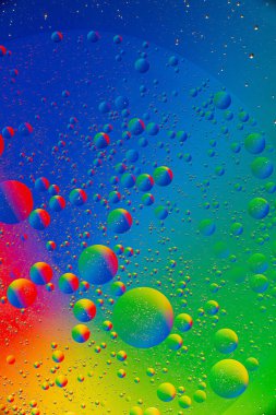 Su damlaları ile soyut renkli arkaplan