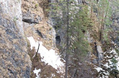 dağ nehirleri ve şelaleler