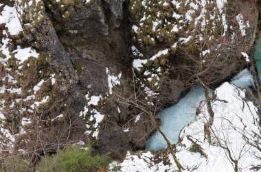 dağ nehirleri ve şelaleler