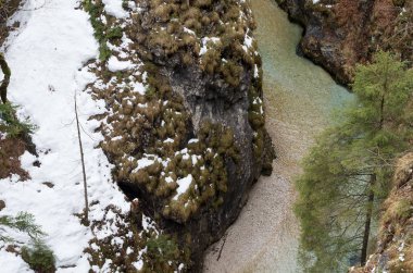 dağ nehirleri ve şelaleler