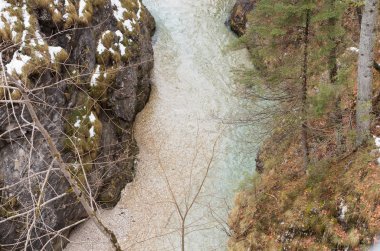 dağ nehirleri ve şelaleler