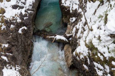 dağ nehirleri ve şelaleler