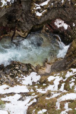 dağ nehirleri ve şelaleler