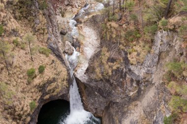 dağ nehirleri ve şelaleler