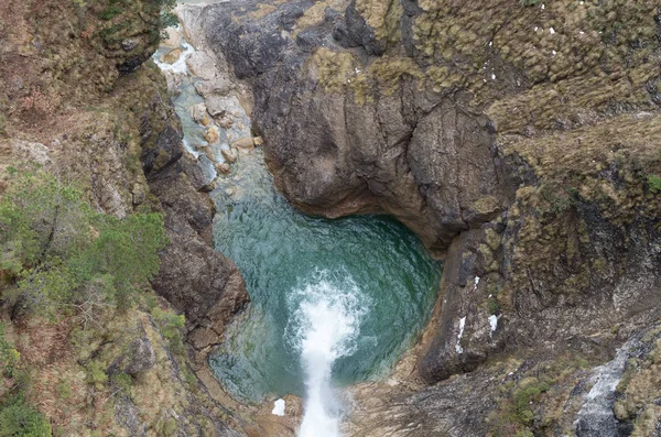 dağ nehirleri ve şelaleler