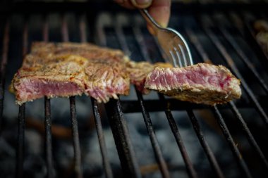 La carne de vaca se cocina en la barbacoa