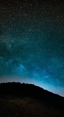 Las estrellas brillan en la noche