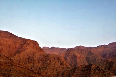 Birleşik Arap Emirlikleri 'ndeki Al Hajar dağlarında gün batımı.