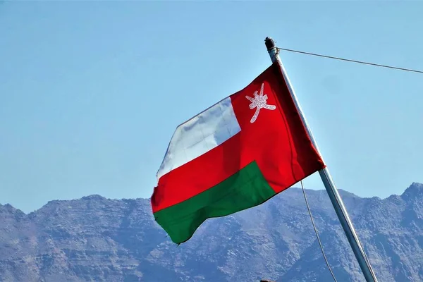 Оманський Прапор Розмахує Вітром Синім Небом Горами — стокове фото