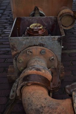 Büyük vida ve pompalı paslı metal boru hatları