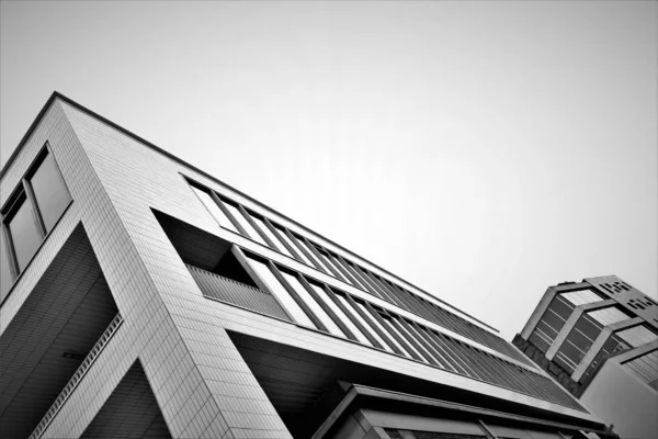 Edifício Angular Industrial Moderno Abstrato Parece Cair Sobre Quadro Preto — Fotografia de Stock