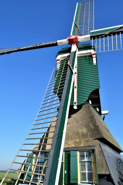 Nederländska Väderkvarn Med Stora Vekar Och Blå Himmel — Stockfoto