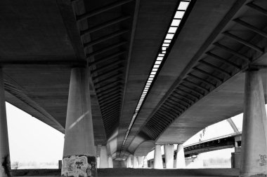 Altından siyah ve beyaz olarak görünen bir köprünün inşası için büyük geometrik görüş