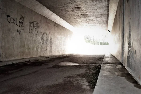 Тунель Бетонними Стінами Графіті Світло Кінці — стокове фото