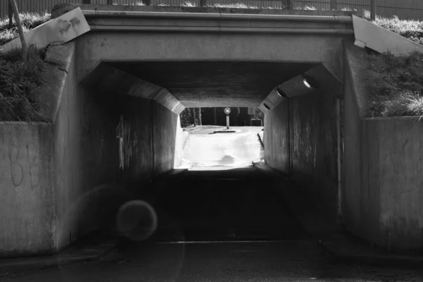Бетонний Віадук Чорно Білого Кольору Стрілкою Кінці Тунелю — стокове фото
