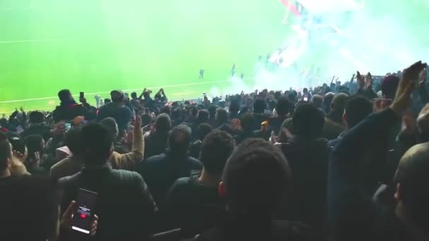 Fanatičtí Fanoušci Zapalují Pochodně Uvnitř Stadionu — Stock video