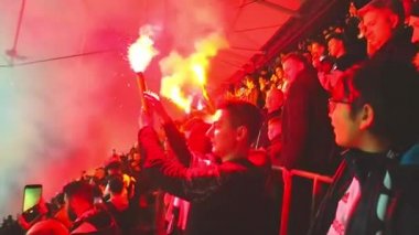 Fanatik taraftarlar stadyumun içinde meşaleler yakıyor