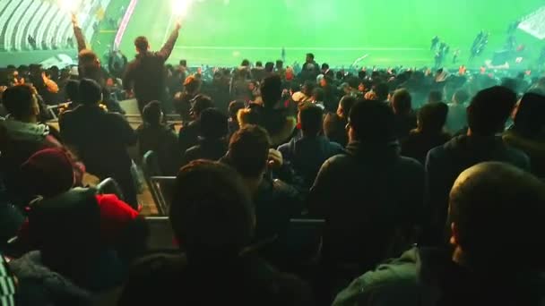 Fanatičtí Fanoušci Zapalují Pochodně Uvnitř Stadionu — Stock video