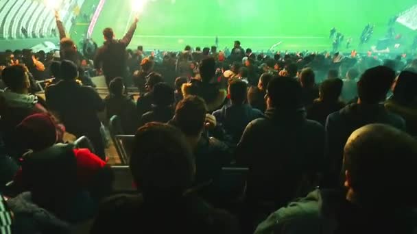 Fanatici Ventilatori Che Accendono Torce All Interno Dello Stadio — Video Stock