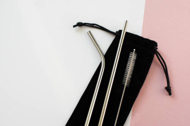 Taşınabilir Çantalı Yeniden Kullanılabilir Metal Çubuklar - Paslanmaz Çelik, Temizleyici Fırçalar ve Seyahat Çantası ile Çevre dostu İçici Seti. Anti-Scratch Paslanmaz Çelik Saman Seti 2. Pembe ve beyaz arkaplan.