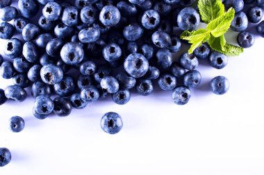 Beyaz arka planda yabanmersini. Meyve düzeni. Sağlıklı bir yaşam için taze meyve suyu..