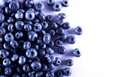 Beyaz arka planda yabanmersini. Meyve düzeni. Sağlıklı bir yaşam için taze meyve suyu..