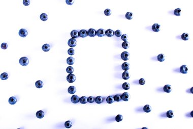 Beyaz arka planda yabanmersinli böğürtlen. Nane yaprakları. Sağlıklı beslenmek için taze meyve.