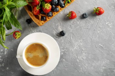 Böğürtlenli kek, turta. Taze meyve yaban mersini ve çilek. Kahvaltılık tatlı.