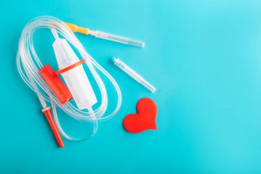 Dünya Kan Bağışı Günü. Kan nakli sistemi ve kırmızı kalp. Bir hayat armağan et, sosyal yardım ve farkındalık