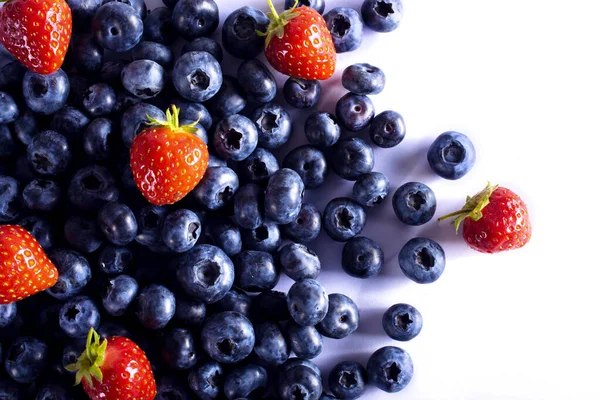 Erdbeere Und Blaubeeren Auf Einem Isolierten Hintergrund Minzblätter Frische Reife — Stockfoto