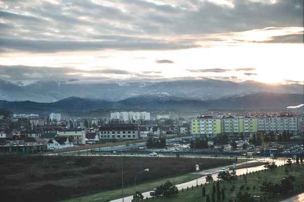 Dağların ve şehrin üzerinde güzel bir gün doğumu