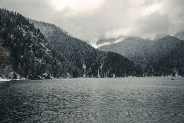 Abhazya 'daki Ritsa Dağı' nın güzel manzarası.