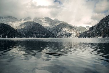 Abhazya 'daki Ritsa Dağı' nın güzel manzarası.