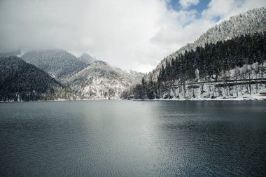 Kış mevsiminde güzel dağ gölü
