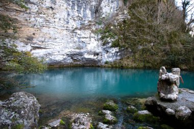 Güzel bir dağ mavisi gölü manzarası.