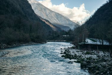 Bir dağ ırmağının ve dağların manzarası