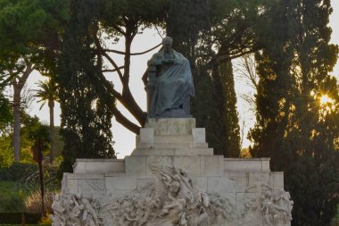 19 'un siyasetçi, filozof ve gazetecisinin anıtı