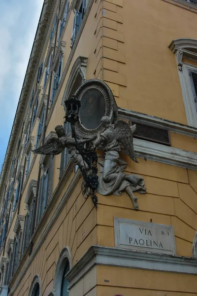 Bas-relief de la Vierge à l'ange — Photo