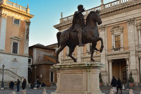 Statue équestre de l'empereur Marc Aurèle sur la colline du Capitole — Photo