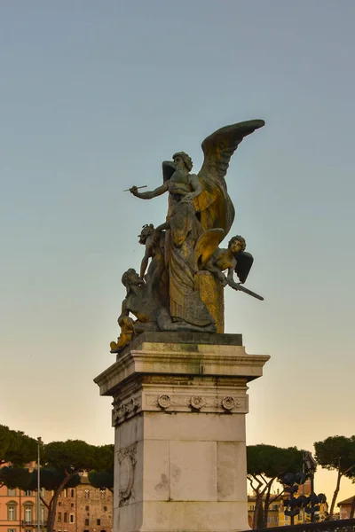 Sculptures anciennes dans les rues de Rome — Photo