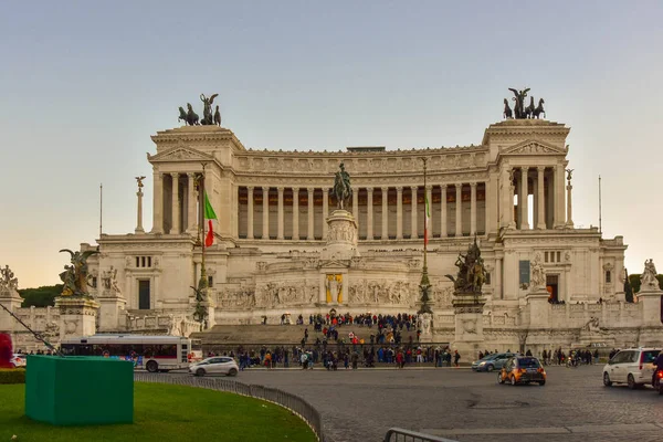 Piazza Venezia, un monumento a Vittorio Emanuele y un palacio, un — Foto de Stock