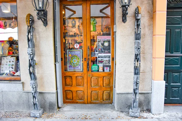 Необычные и древние двери в Сеговии — стоковое фото